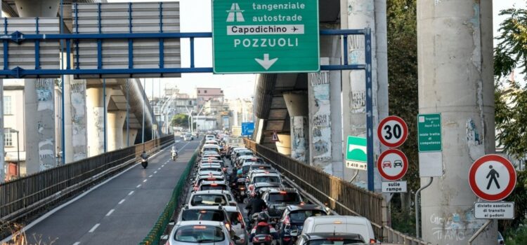 Traffico tangenziale Napoli: come controllarlo? In che ore del giorno è più fluido?