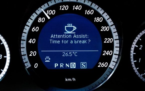 Rilevatore di stanchezza in auto: cos’è, come funziona e quando si attiva?